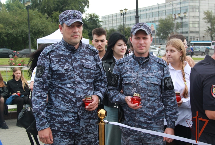 В Новосибирске сотрудники и военнослужащие Росгвардии приняли участие в памятной акции, приуроченной ко Дню солидарности в борьбе с терроризмом