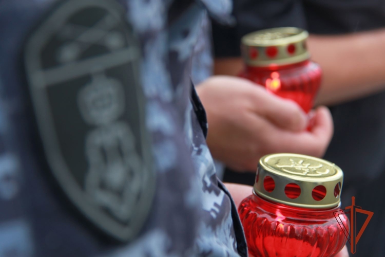 В Новосибирске сотрудники и военнослужащие Росгвардии приняли участие в памятной акции, приуроченной ко Дню солидарности в борьбе с терроризмом