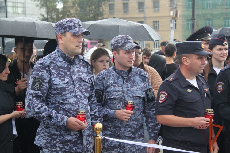 В Новосибирске сотрудники и военнослужащие Росгвардии приняли участие в памятной акции, приуроченной ко Дню солидарности в борьбе с терроризмом
