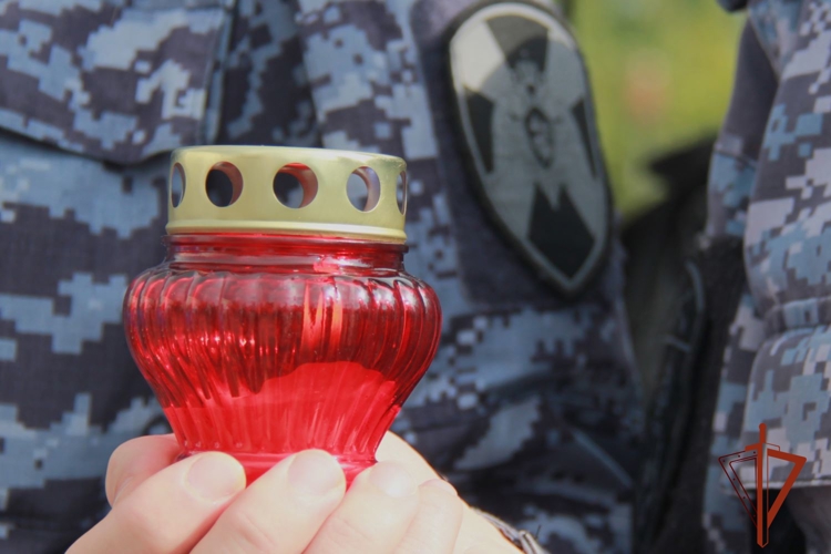 В Новосибирске сотрудники и военнослужащие Росгвардии приняли участие в памятной акции, приуроченной ко Дню солидарности в борьбе с терроризмом