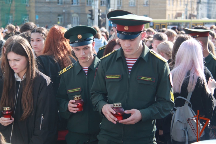 В Новосибирске сотрудники и военнослужащие Росгвардии приняли участие в памятной акции, приуроченной ко Дню солидарности в борьбе с терроризмом