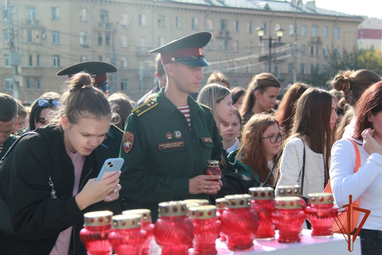 В Новосибирске сотрудники и военнослужащие Росгвардии приняли участие в памятной акции, приуроченной ко Дню солидарности в борьбе с терроризмом