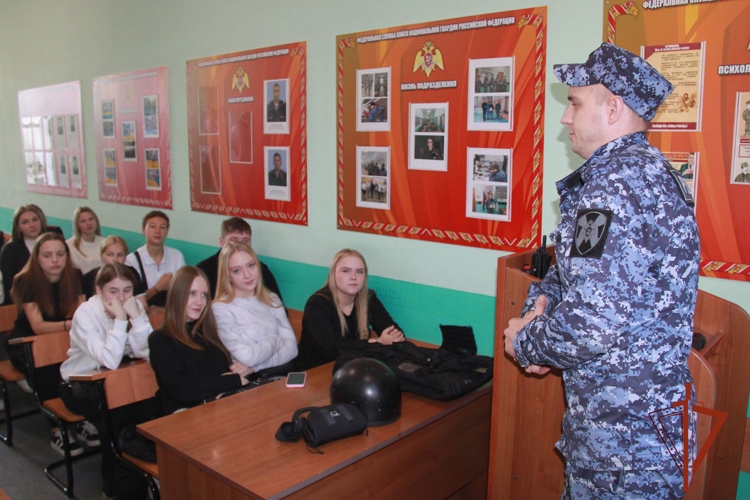 В Новосибирске сотрудники Росгвардии провели экскурсию для учащихся подшефного техникума