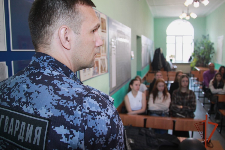 В Новосибирске сотрудники Росгвардии провели экскурсию для учащихся подшефного техникума