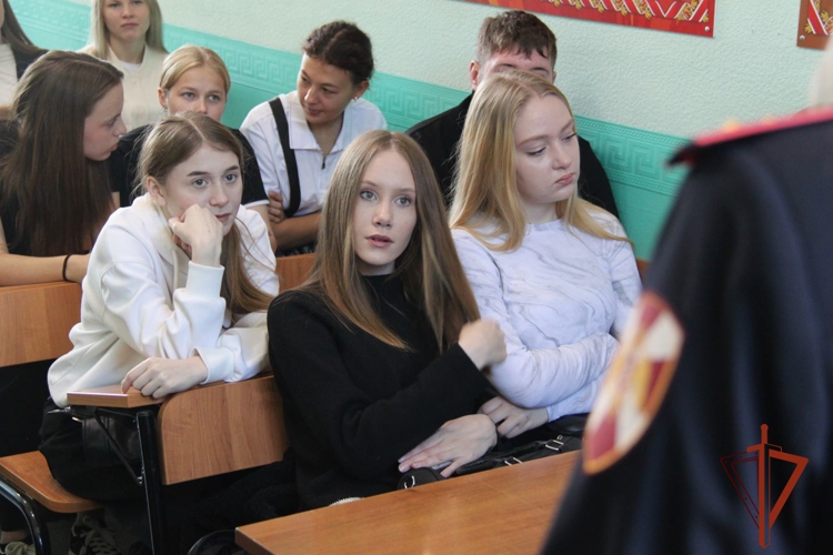 В Новосибирске сотрудники Росгвардии провели экскурсию для учащихся подшефного техникума