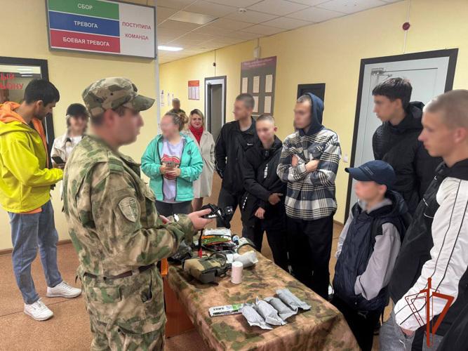 Военнослужащие Росгвардии провели день открытых дверей для юных новосибирцев