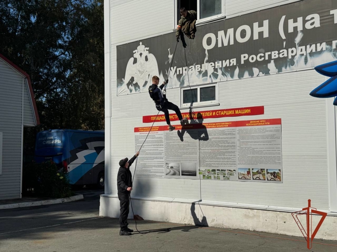В Новосибирске молодые футболисты «Сибири» и сотрудники ОМОН на транспорте Росгвардии обменялись мастер-классами 