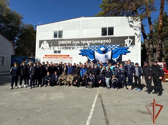 В Новосибирске молодые футболисты «Сибири» и сотрудники ОМОН на транспорте Росгвардии обменялись мастер-классами 