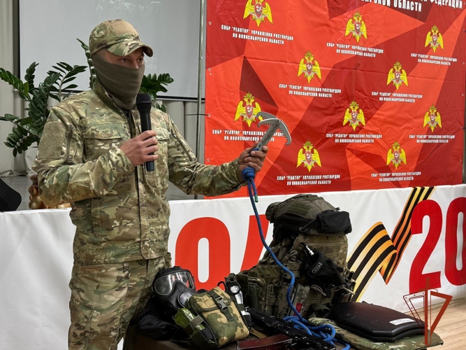 Офицеры новосибирского СОБР «Реактор» провели профориентационную  встречу со студентами в Бердске