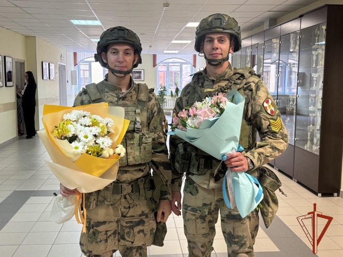 Курсанты Новосибирского военного института Росгвардии поздравили своих школьных педагогов с Днём учителя 