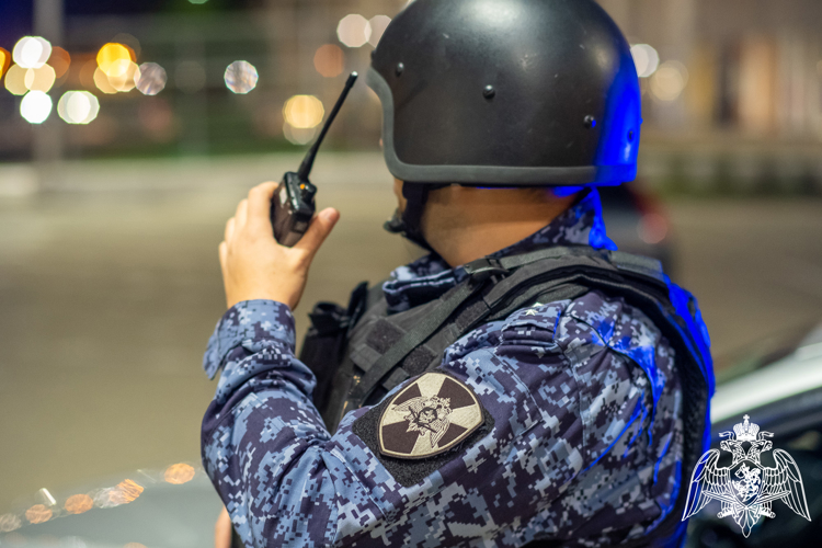 Подозреваемого в тяжком преступлении задержал экипаж Росгвардии в Новосибирске