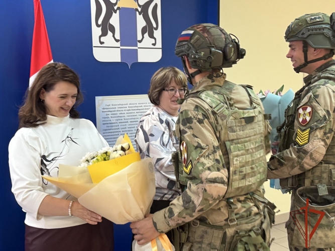 Курсанты Новосибирского военного института Росгвардии поздравили своих школьных педагогов с Днём учителя 