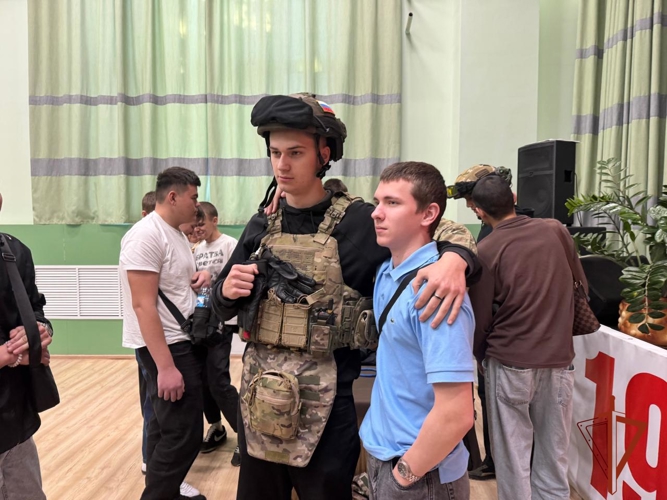 Офицеры новосибирского СОБР «Реактор» провели профориентационную  встречу со студентами в Бердске