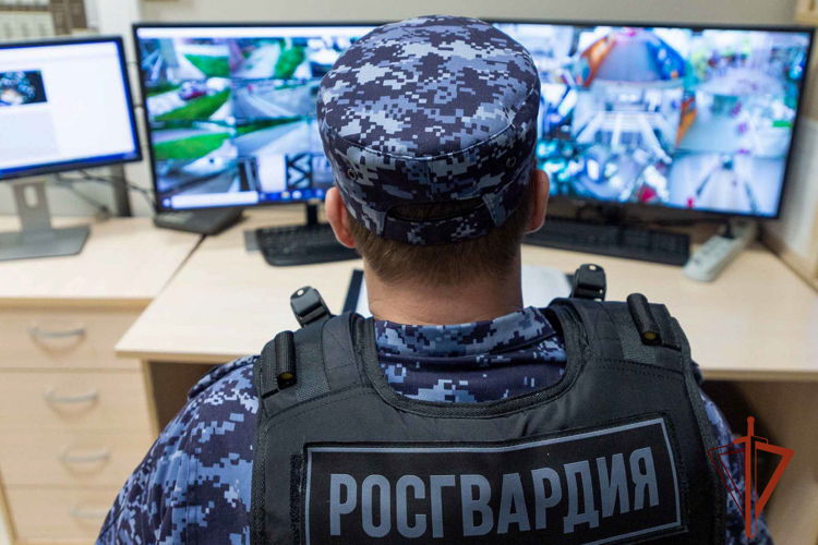 Сотрудники вневедомственной охраны Росгвардии задержали находящегося в розыске гражданина
