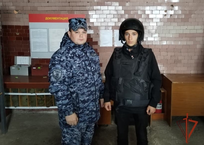 В Черепаново сотрудники вневедомственной охраны Росгвардии рассказали подросткам о своей профессии