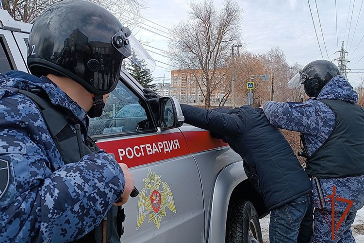 Сотрудники Росгвардии задержали правонарушителя, сломавшего кассовый аппарат в магазине (видео) 