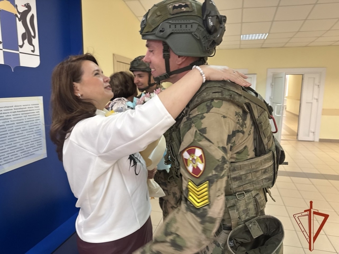 Курсанты Новосибирского военного института Росгвардии поздравили своих школьных педагогов с Днём учителя 