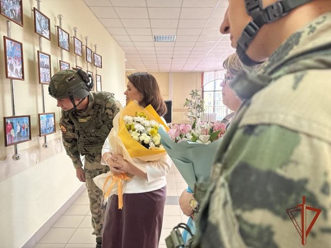 Курсанты Новосибирского военного института Росгвардии поздравили своих школьных педагогов с Днём учителя 