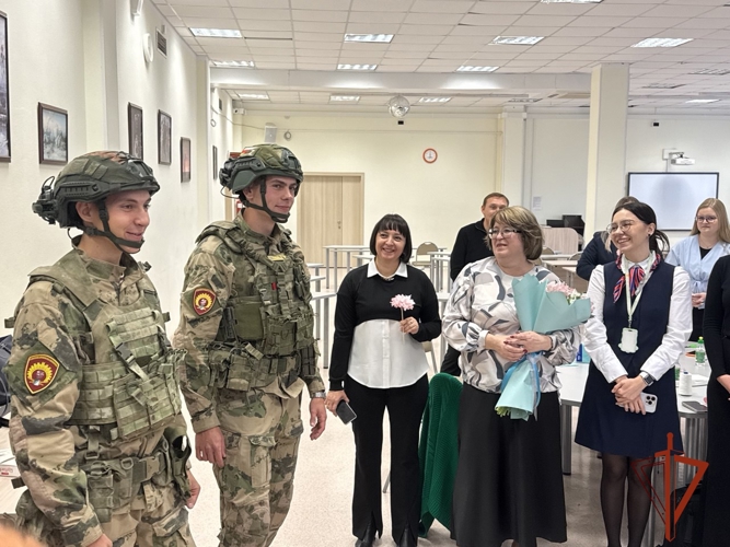 Курсанты Новосибирского военного института Росгвардии поздравили своих школьных педагогов с Днём учителя 