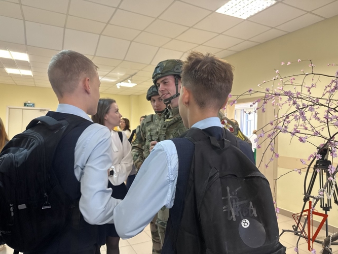 Курсанты Новосибирского военного института Росгвардии поздравили своих школьных педагогов с Днём учителя 