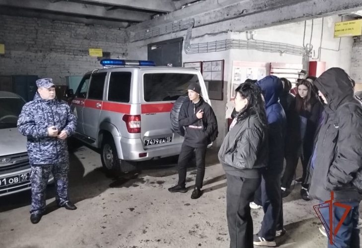 В Черепаново сотрудники вневедомственной охраны Росгвардии рассказали подросткам о своей профессии