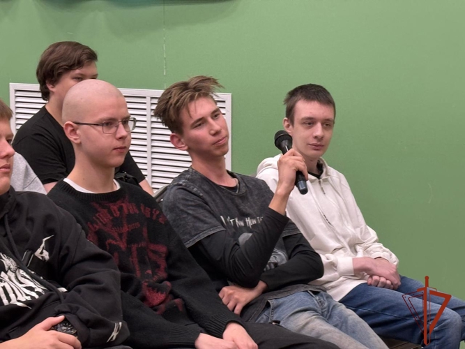 Офицеры новосибирского СОБР «Реактор» провели профориентационную  встречу со студентами в Бердске