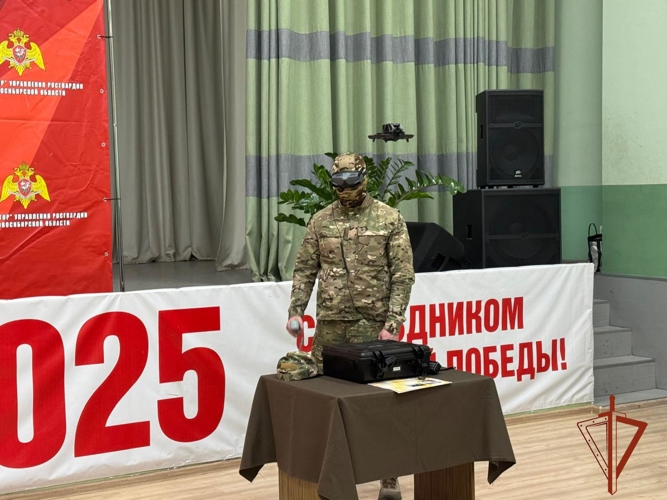 Офицеры новосибирского СОБР «Реактор» провели профориентационную  встречу со студентами в Бердске