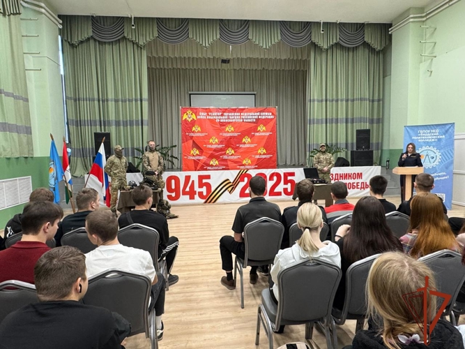 Офицеры новосибирского СОБР «Реактор» провели профориентационную  встречу со студентами в Бердске