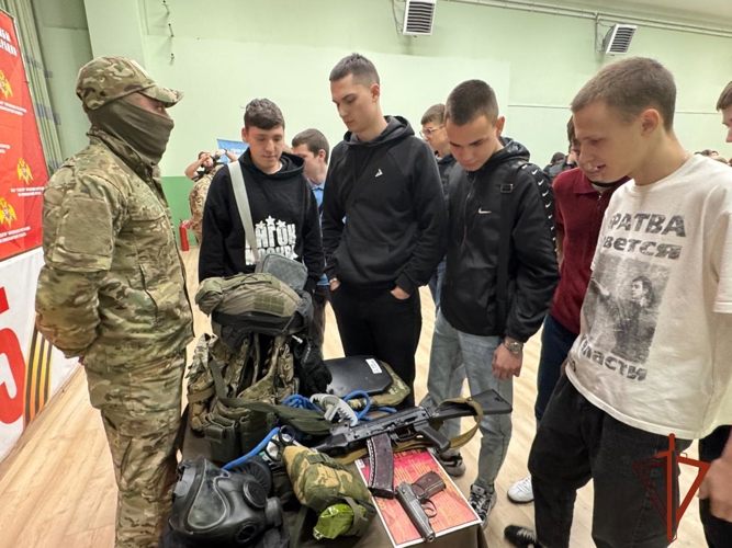 Офицеры новосибирского СОБР «Реактор» провели профориентационную  встречу со студентами в Бердске