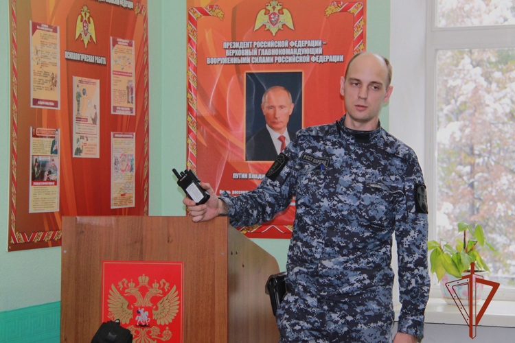 В Новосибирске сотрудники вневедомственной охраны Росгвардии провели для школьников день открытых дверей