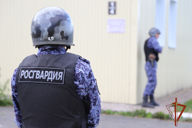 В Новосибирске патруль Росгвардии задержал нетрезвого гражданина, скрывшегося с места ДТП и совершившего кражу в магазине