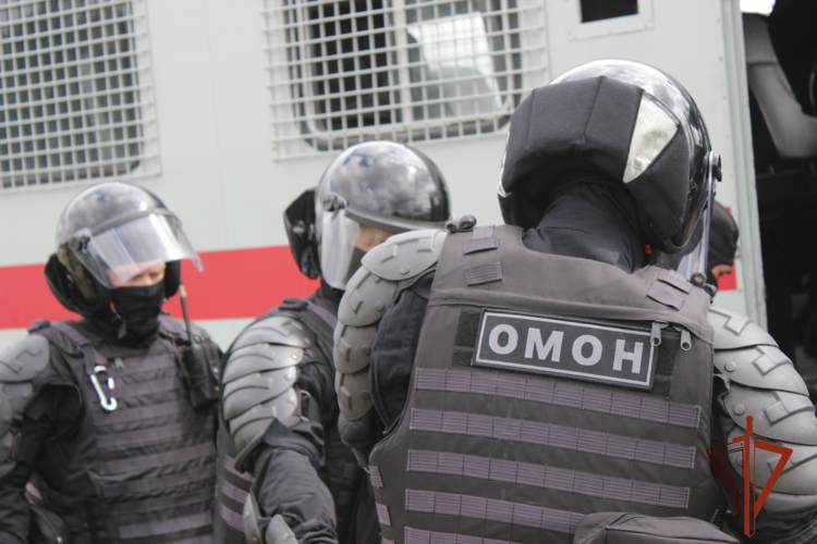 Новосибирский ОМОН задержал подозреваемых в краже дорогостоящего автомобиля