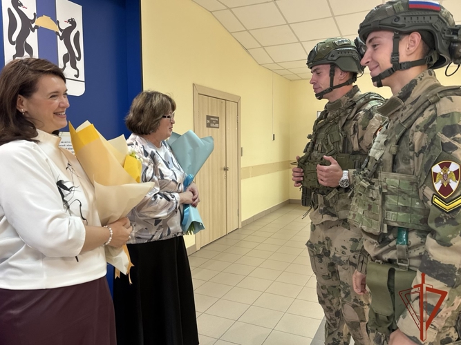 Курсанты Новосибирского военного института Росгвардии поздравили своих школьных педагогов с Днём учителя 