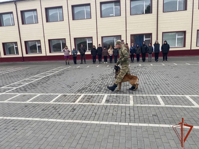 В Новосибирской области в преддверии Дня народного единства военнослужащие Росгвардии встретились со школьниками 