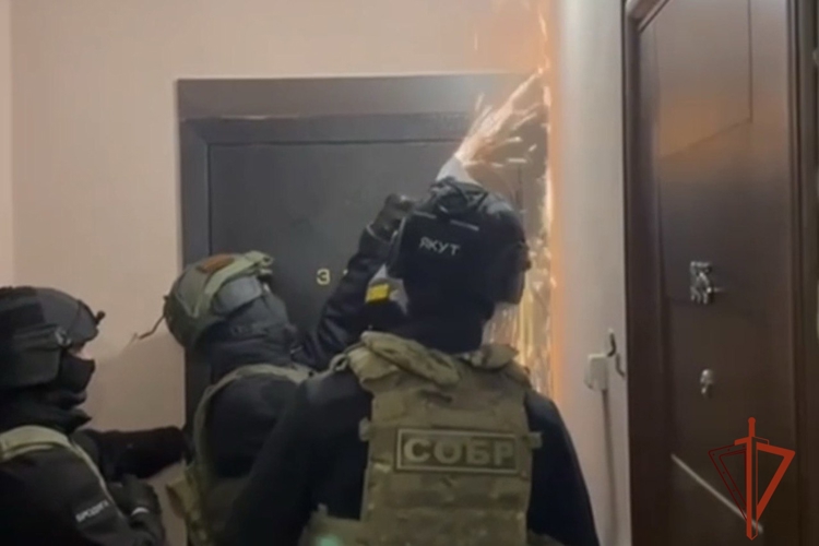 В Новосибирске при силовой поддержке спецназа Росгвардии задержаны подозреваемые в похищении человека