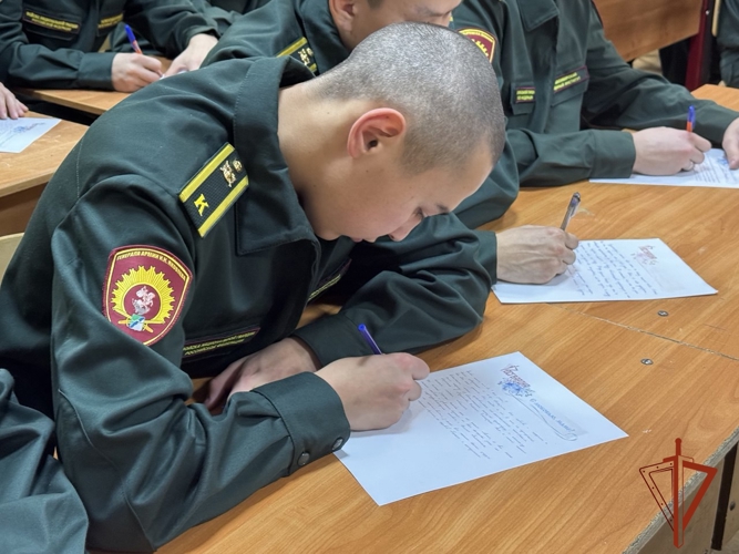 С наступающим праздником поздравили мам курсанты Новосибирского военного института Росгвардии 