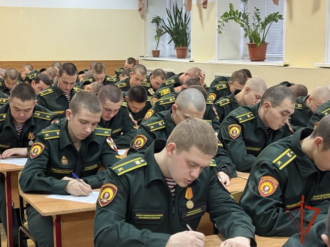 С наступающим праздником поздравили мам курсанты Новосибирского военного института Росгвардии 