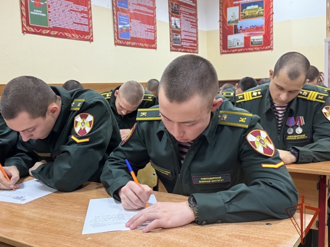 С наступающим праздником поздравили мам курсанты Новосибирского военного института Росгвардии 
