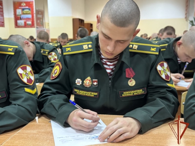С наступающим праздником поздравили мам курсанты Новосибирского военного института Росгвардии 