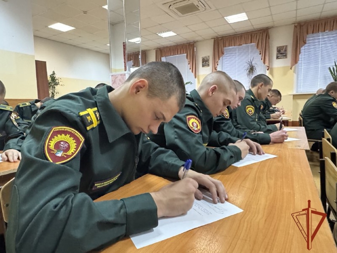 С наступающим праздником поздравили мам курсанты Новосибирского военного института Росгвардии 