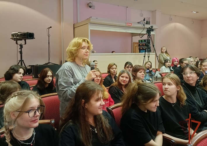 «Разговоры о важном» со студентами новосибирского колледжа провел военнослужащий Росгвардии 