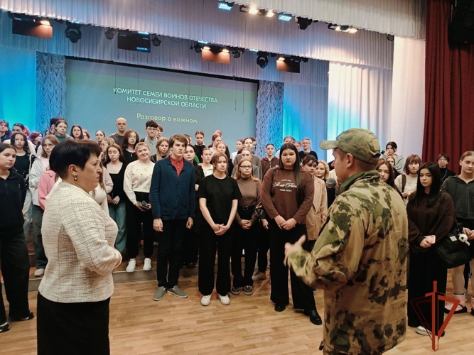 «Разговоры о важном» со студентами новосибирского колледжа провел военнослужащий Росгвардии 