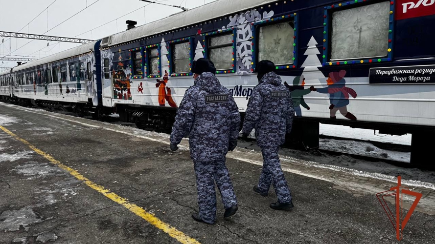 Росгвардия обеспечила безопасность во время остановки «Поезда Деда Мороза» в Новосибирской области 