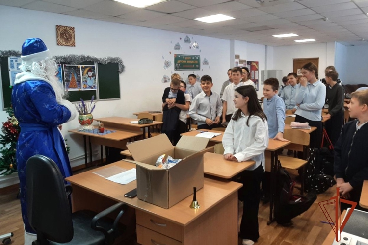 Росгвардейский Дед Мороз приехал в новосибирскую школу на патрульном автомобиле