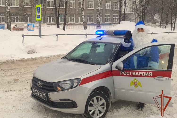 Росгвардейский Дед Мороз приехал в новосибирскую школу на патрульном автомобиле