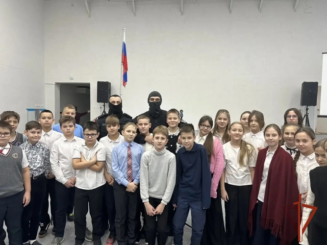 В День Конституции сотрудники ОМОН Росгвардии провели для школьников Урок мужества