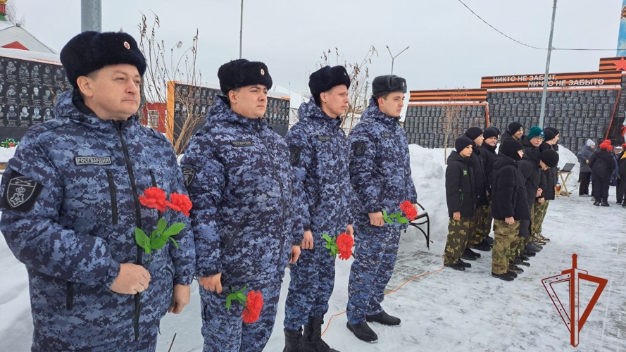 В Новосибирской области росгвардейцы почтили память Неизвестного Солдата