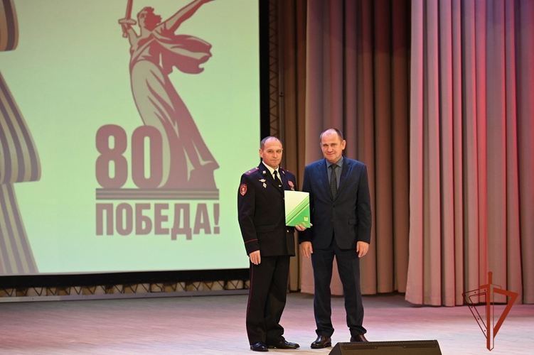 Коллектив Карасукского отделения вневедомственной охраны Росгвардии награжден за вклад в патриотическое воспитание молодежи