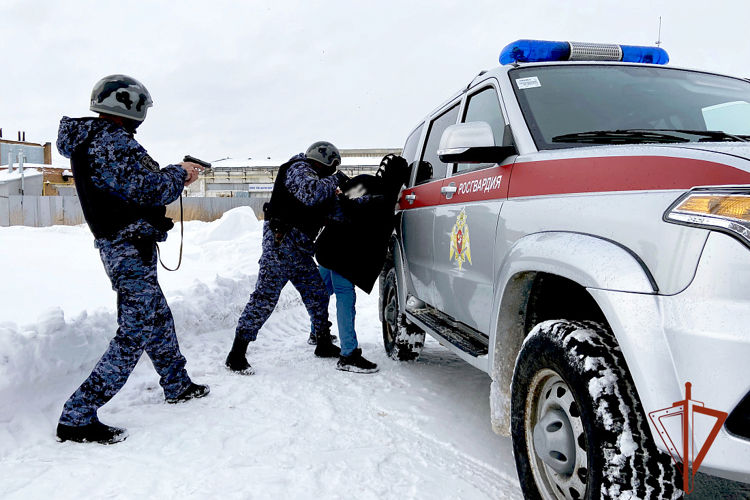 В Новосибирске сотрудники вневедомственной охраны Росгвардии задержали мужчину с наркотиками