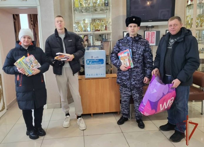 В Новосибирской области сотрудники Росгвардии собрали «Коробку храбрости» для маленьких пациентов